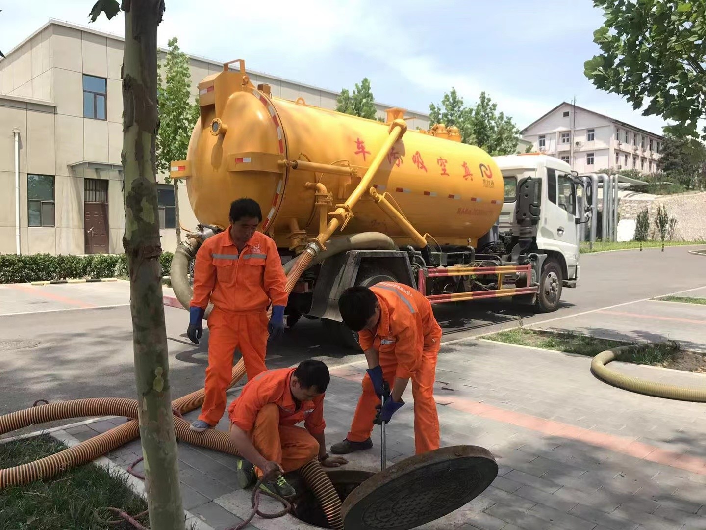 余杭管道疏通车停在窨井附近